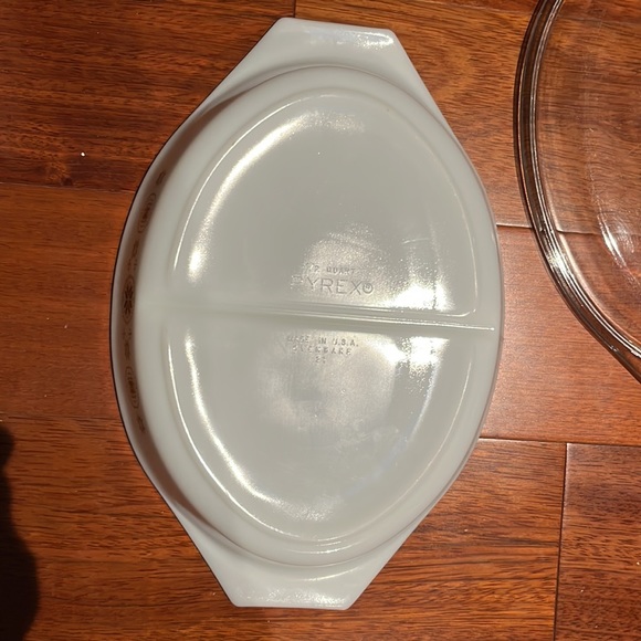 Mid-Century Vintage Pyrex Town & Country Divided Casserole Dish w/ Lid - Picture 12 of 16